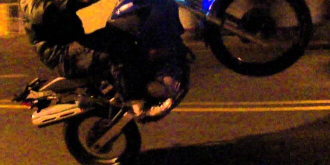 Saiba porque empinar moto é crime e os perigos dessa prática